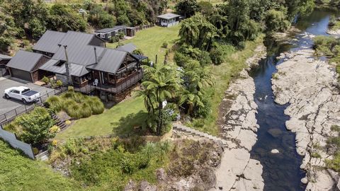 Handel snel - dit is uw kans om een uniek pand aan de rivier te bezitten dat natuurlijke schoonheid combineert met modern comfort. Dit afgelegen huis ligt boven de rivier de Wairoa en biedt eindeloze activiteiten: zwemmen, kajakken, vissen of gewoon ...