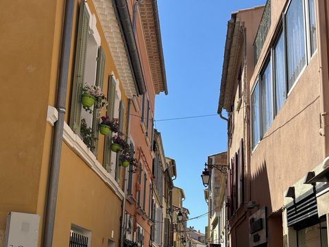 A stone's throw from the port of Sanary, in a quiet street, Studio apartment, with a surface area of 27 m2 completely renovated. Spacious and bright main room not overlooked with fully equipped American kitchen, shower room with toilet. Facade and co...