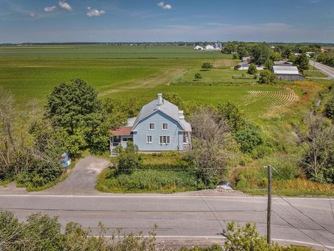 Maison centenaire, pleine de charme et d'histoire, située à seulement 10 minutes du centre-ville de Joliette vous offrant 3 chambres à coucher, toutes à l'étage, avec des planchers de bois d'origine. La salle à manger est agrémentée d'un poêle au boi...