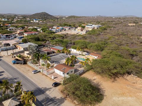 Prachtig huis te koop in Mahuma 4E, Oranjestad-Oost Prijs: AWG 1.460.000 / USD 815.000 Verken deze charmante woning op Mahuma 4E, gelegen in de gewilde wijk Sabana Blanco/Mahuma in Oranjestad-Oost. Deze ruime en goed ontworpen woning biedt alles wat ...