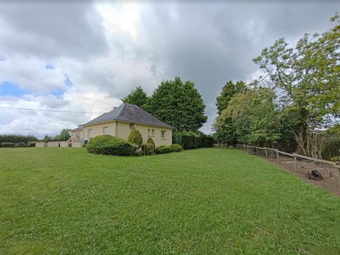 Maison avec de beaux volumes, 4 chambres avec baie vitrée Grand salon séjour de 40 m² avec cuisine ouverte . Bureau, salle d'eau et wc. Sous sol complet, nombreuses dépendances : bergerie 150 m², Hangar 130 m², garage 80 m² Combles isolés, chauffage ...