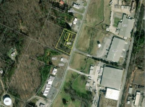 Cette propriété de 2 acres a été dans les lignes directrices de l’industrie lourde qui est également de l’autre côté de la rue. Le vendeur a déjà conçu et payé et téléchargé un ensemble de plans qui accompagneront la vente de cette propriété. Ce deva...