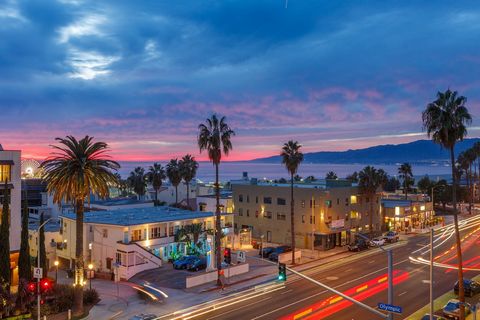 Atemberaubendes Kronjuwel der prestigeträchtigen modernen Residenzen The Waverly an der Ocean Avenue, entworfen vom weltberühmten Marmol Radziner. Luxuriöse Eckeinheit im 5. Stock mit Blick auf den Westozean mit Panoramablick auf das Meer von 270 Gra...