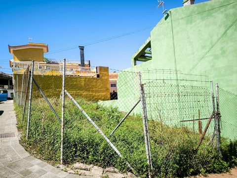 Dit stedelijke perceel is gelegen tegenover het nieuwe gezondheidscentrum in het bovenste deel van de gemeente. Het bestaat uit 180m² waarop twee verdiepingen kunnen worden gebouwd. (Alleen informatieve gegevens zonder contractwaarde, kosten en belas...