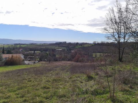 Grand terrain de plus de 3400 m2 exposé plein sud avec vue sur la campagne et la montagne. Ce terrain en légère pente est idéal pour accueillir une maison avec un sous sol. Les réseaux sont à proximité de la parcelle. Accès rocade et future autoroute...