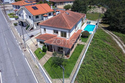 Identificação do imóvel: ZMPT568940 In the parish of Estorãos, in Fafe, you will find this detached house with an area of 343m², set on a plot of 629m².The Rota dos Romeiros is one of the main activities in the region, allowing you to enjoy its beaut...