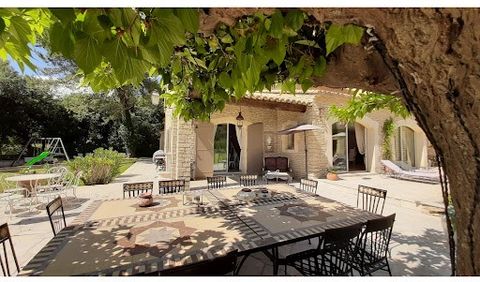 Les Baux de Provence : dans un superbe cadre verdoyant entouré de collines, cette belle propriété, au calme absolu, est protégée par un terrain exceptionnel de plus de 5,8ha. Conçu par un grand cabinet d'architecture de la région, ce bien à la distri...