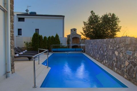 Ein charmantes Haus mit beheiztem Pool in Krk, modern eingerichtet auf zwei Etagen. Es liegt in einem ruhigen Teil der Stadt und besteht aus einem Erdgeschoss mit Wohnzimmer, Küche, Esszimmer, Bad und Abstellraum. Im ersten Stock haben zwei Schlafzim...