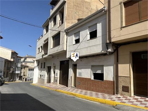 Gelegen im beliebten Castillo de Locubin, nur eine kurze Fahrt von der historischen Stadt Alcala la Real im Süden der Provinz Jaén in Andalusien, Spanien, entfernt. Das Anwesen liegt an einer breiten, ebenen Straße mit Parkplätzen auf der gegenüberli...