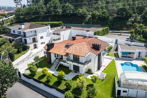 ID de l’établissement : ZMPT569072 Cette villa présente les caractéristiques suivantes : EXTÉRIEUR: Située au cœur de Fafe, cette luxueuse villa offre un environnement de tranquillité et d’exclusivité. Entourée d’un vaste jardin avec des arbres fruit...