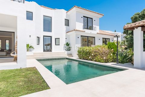 Villa Paraiso está situada en la exclusiva urbanización Paraiso Alto en Benahavís, Costa del Sol, esta villa ofrece una ubicación privilegiada con vistas panorámicas al mar, las montañas y el campo de golf. A solo 15 minutos en coche de Puerto Banús,...