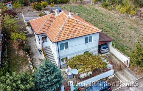 Esta casa bien mantenida de 186 m2 se encuentra en Byala, que es un destino turístico popular en el verano, se encuentra en la costa del Mar Negro entre Varna y Burgas. La casa consta de dos plantas. En el primer piso, hay un pasillo, una sala de est...