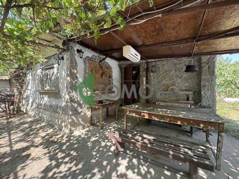 ID offerta: HZ4136 Imoti Tomov presenta alla vostra attenzione una casa accogliente nel villaggio di Bliznatsi, regione di Shumen. La proprietà si trova su un ampio appezzamento di terreno con una superficie di 1170 mq, che offre molte opportunità pe...