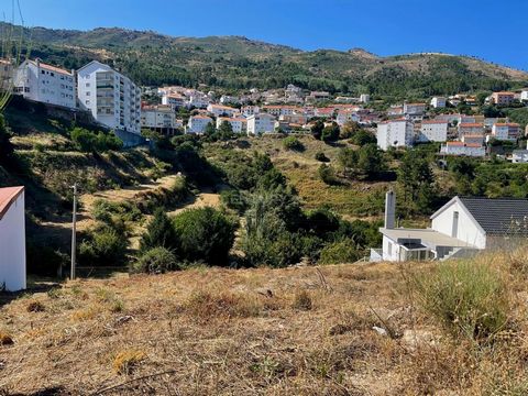 Apresentamos um magnífico terreno urbano de 843 m² situado na pitoresca vila de Penedos Altos, Covilhã. Este lote oferece uma oportunidade única para construir a casa dos seus sonhos, beneficiando de uma localização privilegiada com vistas deslumbran...