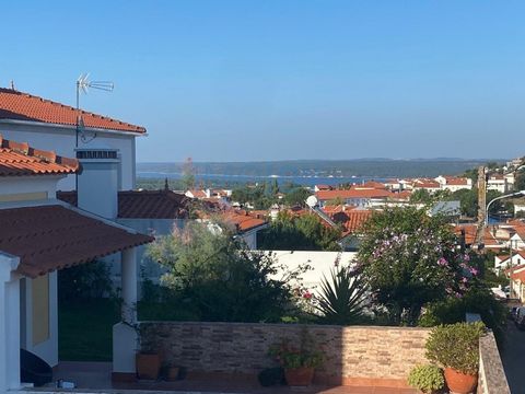 Encantadora Moradia em Montargil com Vista Panorâmica para a Barragem! Descubra o conforto e a tranquilidade desta espetacular casa em ótimas condições, situada numa localização privilegiada com vistas para a barragem. Este é o lar perfeito para quem...