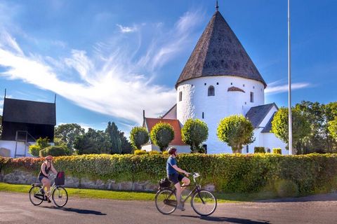 Ferienwohnungen auf Bornholm nur 10 Minuten vom Hafen und 5 Minuten vom Strand entfernt. Ausgangspunkt für Familienausflüge zu Helligdomsklipperne, Paradisbakkerne und Christiansø. View movie on YouTube. Danland Gudhjem Im Ferienpark Gudhjem können S...