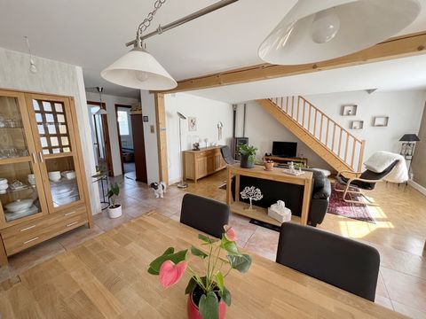 L'AGENCE IMMO vous présente cette ravissante maison de village sur un terrain clos et plat de 845 m2 , dans un village dynamique à 15 minutes du centre de Castres sur l'axe toulousain. Développant 126 m2 env sur deux niveaux avec au premier étage une...