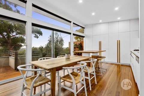 Experimente la combinación perfecta de estilo de vida, serenidad y comodidad en una de las ubicaciones más deseables de Mount Martha. Esta casa estilo centro turístico bellamente renovada ofrece interiores impresionantes y acabados de alta gama, con ...