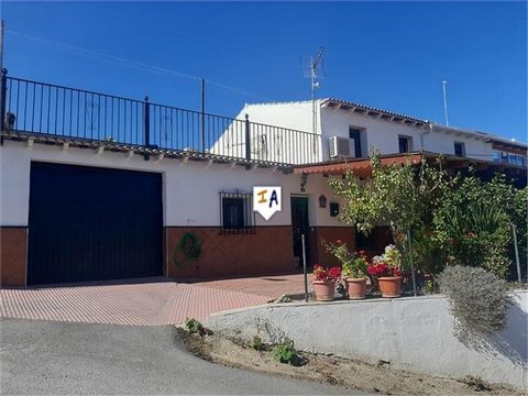 Dieses Familienhaus auf dem Land liegt am Rande von Ventas Del Carrizal in der Nähe des beliebten Castillo de Locubin in der Provinz Jaén in Andalusien, Spanien, und verfügt über einen großen Swimmingpool. Es gibt eine private Garage, große Gartenber...