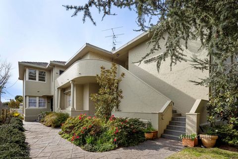 Art Deco elegantie is op een prachtige schaal in dit boutique appartement met twee slaapkamers op de eerste verdieping. Deze gemoderniseerde charmeur, bekend als 'Dorset' in het Engelse 'County Lodge'-gebouw, heeft gepolijste vloerdelen, decoratieve ...