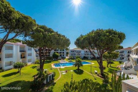 Excellent apartment, located in a prime area of Vilamoura. Comprising 2 bedrooms, 1 en suite, equipped kitchen, 2 bathrooms, living room. Large balcony overlooking the pool, large green spaces, 2 parking spaces in the garage. Don't miss the opportuni...