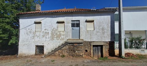 Casa da ristrutturare con terreno a S. Martinho de Angueira. Edificio di 577 m2 nel centro del villaggio di S. Martinho de Angueira, composto da una casa da ristrutturare e annessi con 149 m2 di impianto e terreno con 428 m2. L'edificio ha 3 fronti, ...