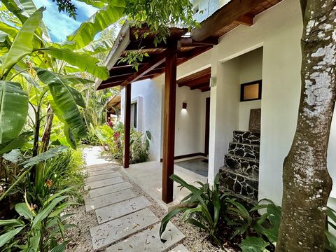 Locatie: Op slechts 400 meter van Playa Hermosa, Santa Teresa Beschrijving: Ervaar luxe en comfort in dit prachtige strandhuis met twee verdiepingen, gelegen in een van de meest prestigieuze gebieden van Costa Rica. Eerste verdieping: – Ruime woonkam...