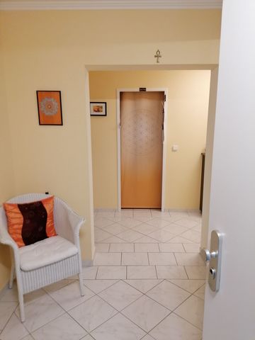 Wir vermieten eine schöne, helle 2-Zimmer-Wohnung in ruhiger Lage im Stadtteil Mainz-Lerchenberg. Die Wohnung bietet einen hohen Wohnkomfort und ist ideal für Singles oder Paare. Ausstattung: Schlafzimmer: Ein geräumiges Schlafzimmer mit einem komfor...