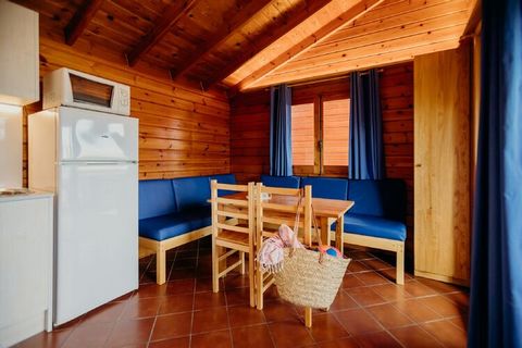 Die Bungalows liegen ruhig auf einem kleinen, gemütlichen Campingplatz. Sie befinden sich zum Teil versteckt unter den Bäumen. Diese Bungalows verfügen über ein Schlafzimmer mit Doppelbett und ein Schlafsofa im Wohnzimmer. Sie eignen sich am besten f...