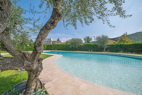 Welcome to your corner of paradise: an exclusive residence that captures all the magic of Lake Garda! Nestled within an elegant residence in Garda, where elegance and comfort blend to create a unique living experience, this flat is a true oasis of tr...