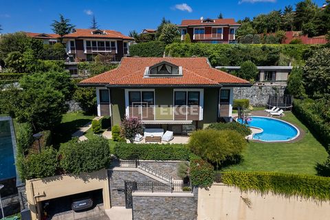 Villa com vista para a floresta e para o mar em um projeto em Sariyer Istanbul O projeto da villa está localizado no lado norte de Istambul, em Sariyer. Sariyer é uma das áreas mais tranquilas de Istambul, cercada por uma floresta. O projeto é perfei...