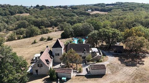 GOURDON (46300) - Schitterend karakteristiek pand met zwembad op 13,5 hectare grond. Prijs euro 879.000 FAI te betalen door de verkoper. Tussen Sarlat en Cahors, ligt deze prachtige woning bestaande uit een zeer ruime woning met twee huizen, een schu...