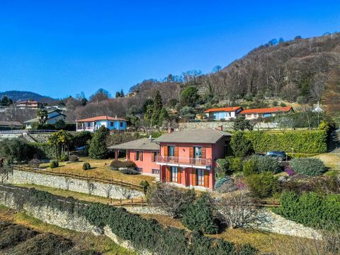 Villa à vendre sur la colline de Lesa, dans le village de Comnago, cette maison est située sur un terrain en terrasses de 4 364 m². Construite dans les années 70, elle présente un excellent niveau de finition pour l'époque et un excellent état d'entr...