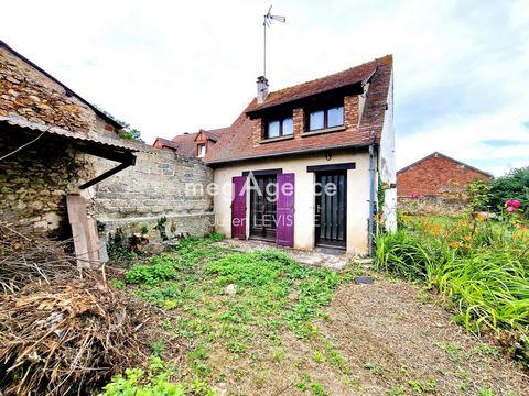 À 5 minutes d'Auneau, secteur Beville-le-comte, je vous propose cette maison de 62m² dans un village avec écoles et commerces. Vous bénéficierez d'un séjour avec espace cuisine, de 2 chambres à l'étage avec une salle de bain, ainsi qu'un WC. Rafraich...