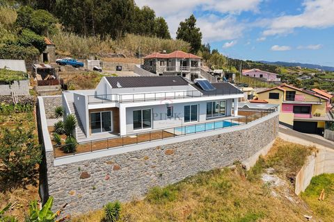 Ausgezeichnete Villa - Moderner traditioneller Stil - Einstöckig - Tolle Bauweise - Gute Oberflächen. Verteilt wie folgt: -- Eingangshalle, sehr geräumiges Wohnzimmer, Küche im offenen Raum (voll möbliert und ausgestattet), Waschküche, 3 Schlafzimmer...