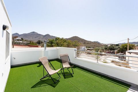 Welkom bij uw thuis weg van huis in het charmante Pozo de Los Frailes in Níjar, Almería! Dit prachtige vakantiehuis biedt u het perfecte toevluchtsoord om te genieten van zon, strand en cultuur in het hart van Andalusië. Met drie gezellige slaapkamer...