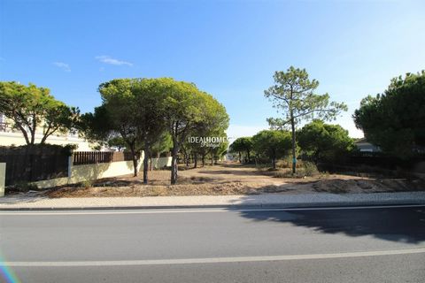 This plot of land is situated in the brilliant location of Varandas do Lago, only a few minutes from the beach and the privileged area of Quinta do Lago, with an abundance of high-end restaurants, luxury resorts, golf courses and more. Construction i...