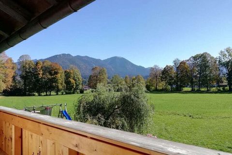 Vi diamo un cordiale benvenuto nella nostra casa per famiglie in una posizione molto tranquilla, circondata da prati verdi e montagne! L'appartamento si trova al primo piano della casa e dispone di un balcone est e sud con vista sulle montagne. Le du...