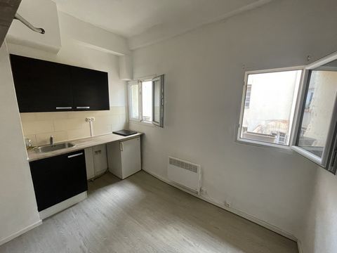 Situé face aux halles muncipales, studio de 13 m2 avec mezzanine. En bon état il se compose d'une séjour avec kitchenette, mezzanine permettant d'accueillir un couchage, salle d'eau avec wc. Idéal location étudiante