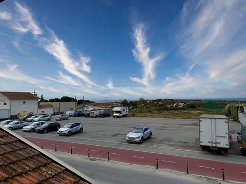 Située dans l’un des quartiers les plus recherchés de la ville, à Miramar, littéralement face à Praia do Sr. da Pedra et à côté de l’un des plus anciens terrains de golf du Portugal entouré d’autres maisons luxueuses, cette villa se distingue par sa ...