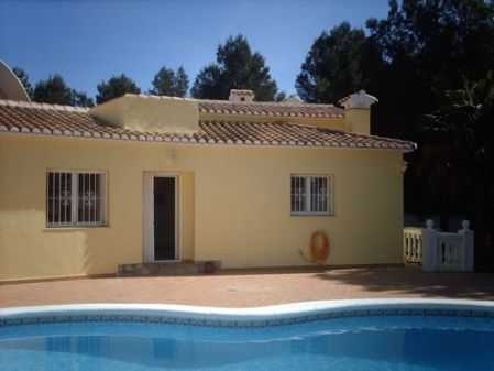 Descripción del objeto: Bonito chalet situado en una tranquila zona, en Marquesa VI, con vistas al mar desde la terraza. La vivienda está distribuida en una planta. El salón es muy acogedor, con chimenea y vigas de madera. El dormitorio principal tie...