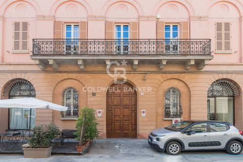 For sale a prestigious detached house in the heart of Faenza, built in 2009 with a modern and elegant style. The property, which has a surface area of 265 square meters, offers large spaces and comforts ideal for a high-level life. Inside, the house ...