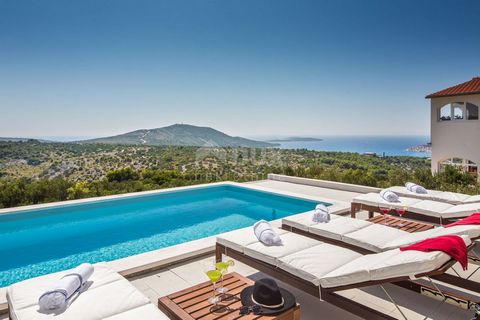 Location: Šibensko-kninska županija, Primošten, Primošten. DALMATIA, PRIMOŠTEN - Beautiful villa with a magical panoramic view of the sea and nature The municipality of Primosten was founded in 1993, and its development began back in 1960. when stude...