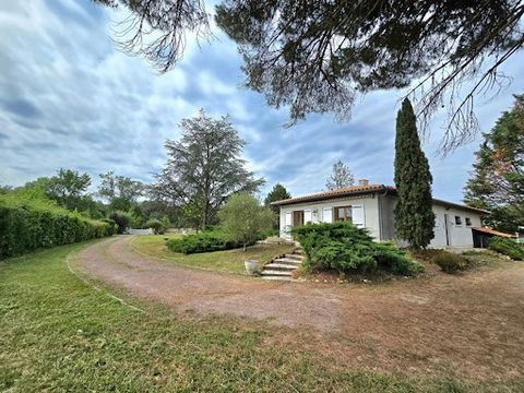 Sur une superbe parcelle constructible de 6000 m² avec parc arboré, cette maison de plain-pied offre de vastes espaces et un cadre paisible. Elle se compose d'une grande pièce de vie lumineuse, d'une cuisine indépendante, de 3 chambres, d'une salle d...