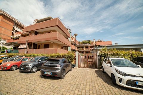 Via Boccea, Rome - Intéressant appartement à vendre situé au troisième étage sur quatre, desservi par un ascenseur, également pour l'étage du garage. Il est situé dans un complexe élégant et moderne de plusieurs bâtiments, principalement des murs-rid...