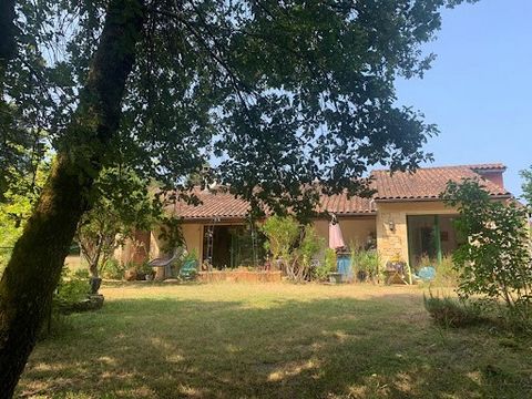 Bright single-storey house located 10 minutes from Sarlat on the Sarlat-Montignac axis in a peaceful place without nuisance on a large plot of land with woods secured by an electric gate. This property has a magnificent living room of more than 51 m2...