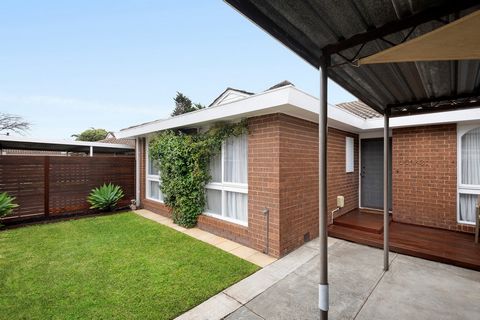 Em um enclave tranquilo composto por cinco casas construídas com tijolos, jardins bem cuidados criam o cenário convidativo para esta casa incrivelmente flexível de quatro quartos. O cenário ideal para a vida cotidiana e entretenimento fácil é apresen...