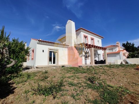 3+1 bedroom villa located in Gaeiras, Óbidos. With a generous area of 247 m² on a plot of 365 m², this villa stands out for its luminosity and high quality finishes. On the first floor, there is a suite with a private bathroom, closet and balcony, pr...