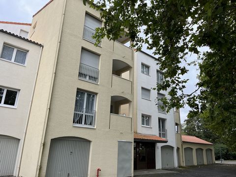 En entrant dans ce bel appartement à usage d'habitation situé au 1er étage avec ascenseur en cours de rénovation, Vous découvrirez une entrée avec placard, une pièce de vie lumineuse sur parquet, une cuisine aménagée et arrière-cuisine, une salle d'e...