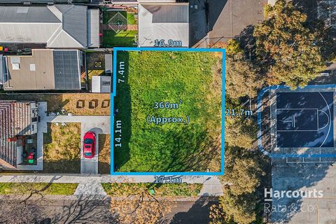 Scopri l'incredibile potenziale di 7 Naismith Street, Footscray, un ottimo pezzo di proprietà immobiliare. Questa struttura è idealmente posizionata in un vivace quartiere, a pochi passi dal vivace cuore di Footscray, noto per la sua ricca diversità ...